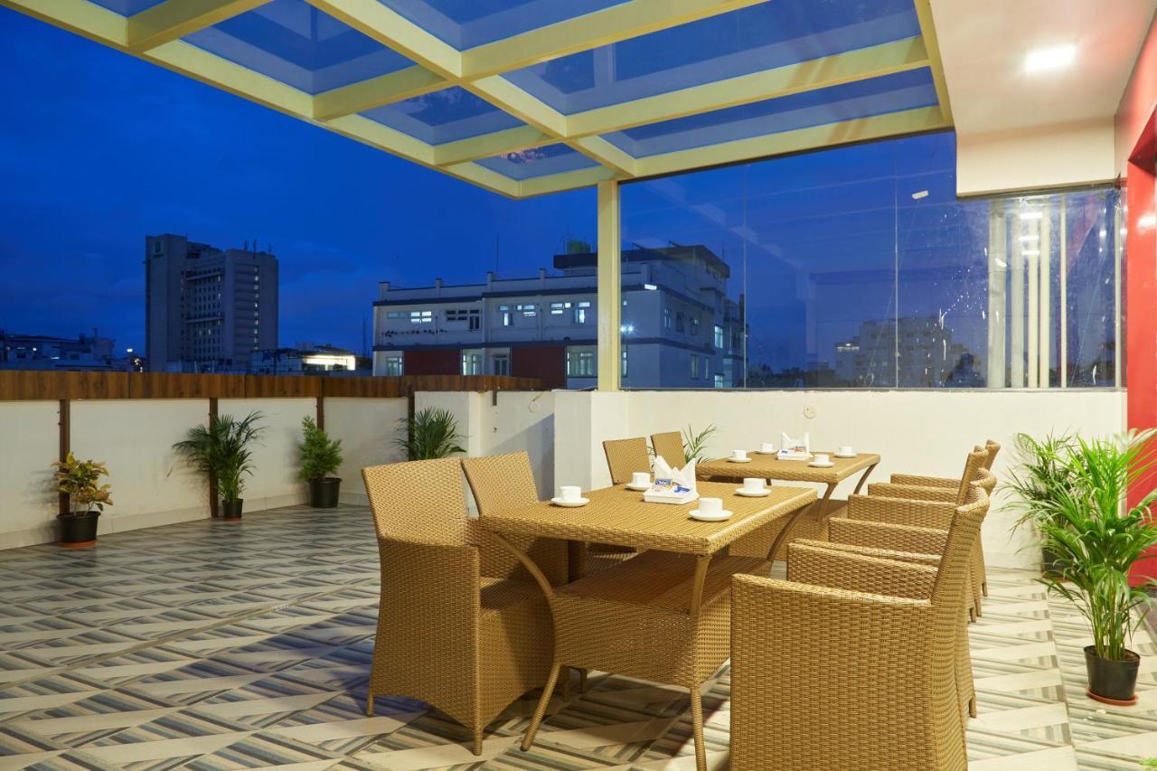 Vovo Premier Hotel Бангалор Екстериор снимка