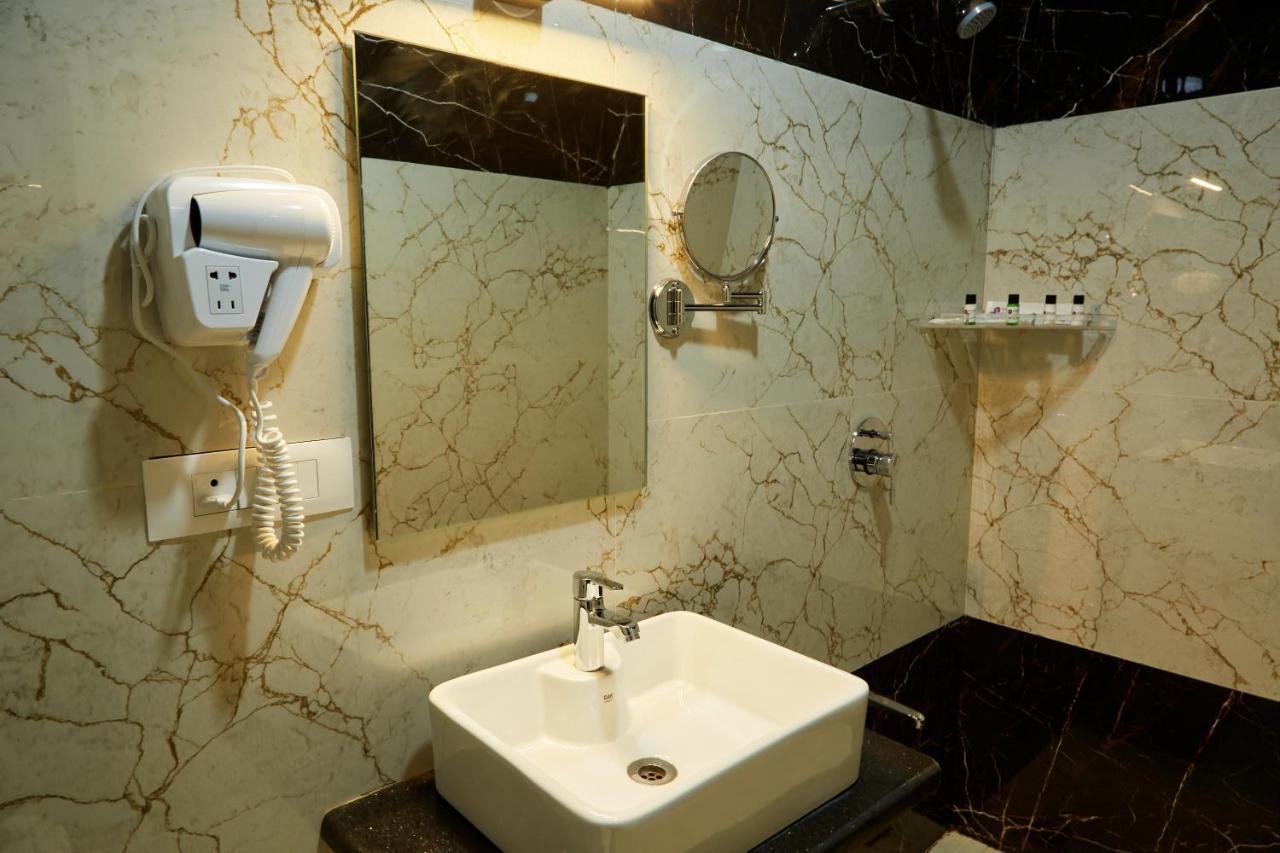 Vovo Premier Hotel Бангалор Екстериор снимка