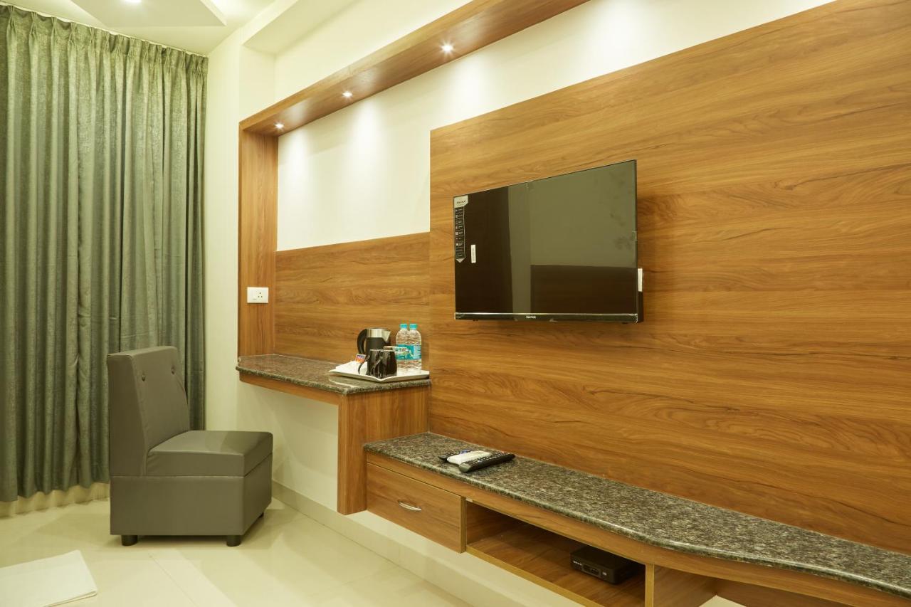 Vovo Premier Hotel Бангалор Екстериор снимка