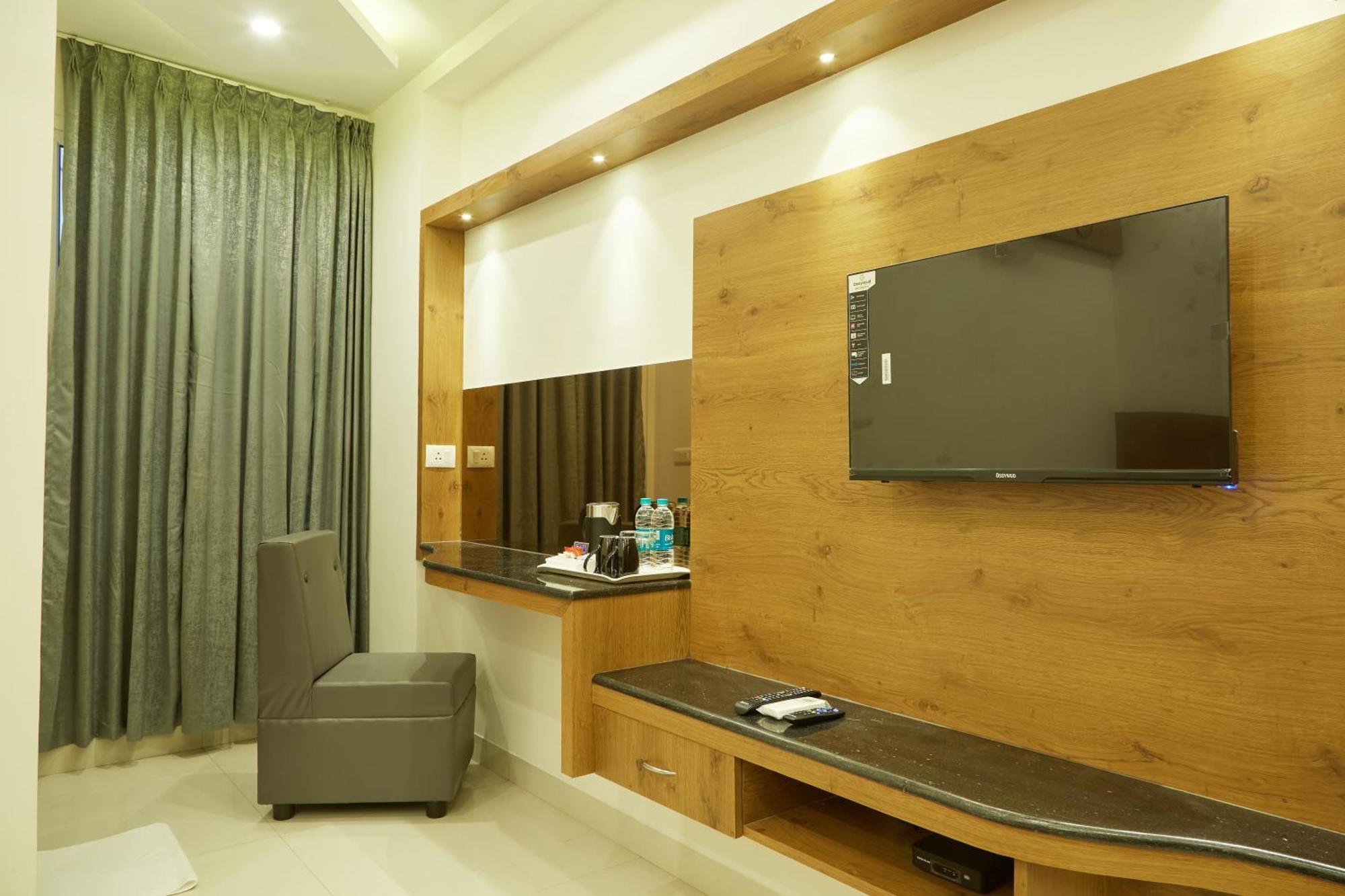 Vovo Premier Hotel Бангалор Екстериор снимка